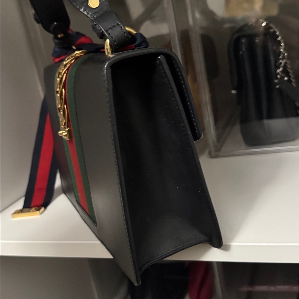🔥Final Price-No Offers ✅ Gucci Sylvie Medium Black and Green Shoulder Bag w/ bow - Picture 7 of 9